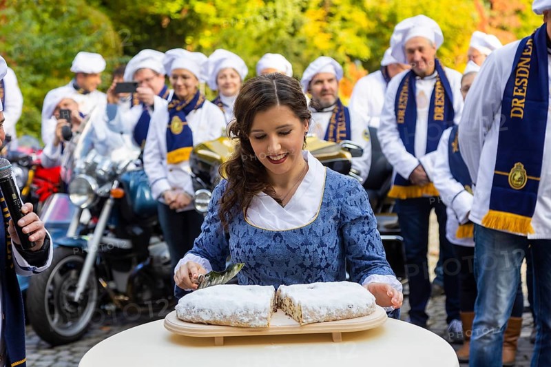 17-year-old bakery apprentice Lisa Zink is Dresden's new Stollen Girl. Her inauguration at Eckberg Castle was celebrated with a biker parade, in which Dresden bakers presented themselves on their own motorbikes. The new Stollen Girl rode up in front of the castle as a pillion passenger on a Harley-Davidson Stollen cutting with the Stollen knife