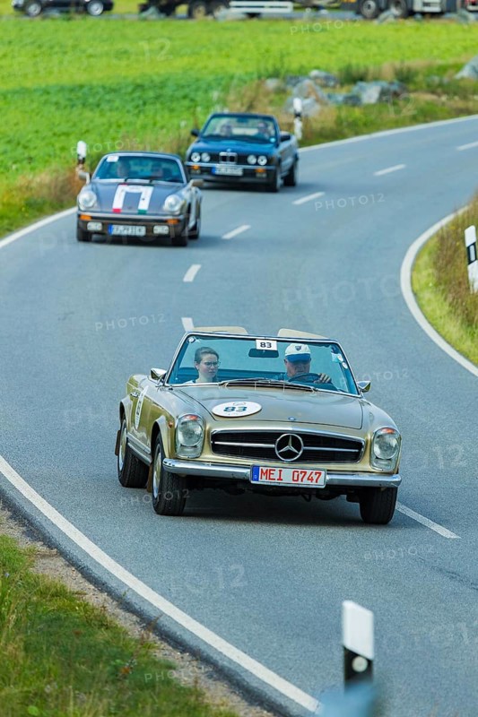 A drive for vintage vehicles. Skilful handling of the vehicle, finding the route by means of the road book and consistent driving style will be assessed. The route, time and drive-through checks as well as special stages are determined by the road book and the boarding card. Daimler Benz R113 Pagoda 1968, Porsche 911 Targa 1982