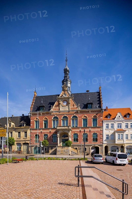 Dahlen market square with town hall. Situated on the north side of the market square, this landmark building was erected in 1888 in the typical historicist style of the time. The brick building is decorated with stepped gables and has an octagonal ridge turret with lantern