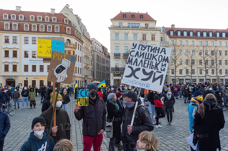 In Dresden, about 3, 000 people gathered on Neumarkt in front of the Church of Our Lady. On posters and banners they demanded, among other things, Stop the War and Freedom for Ukraine and expressed their solidarity with the people in Ukraine