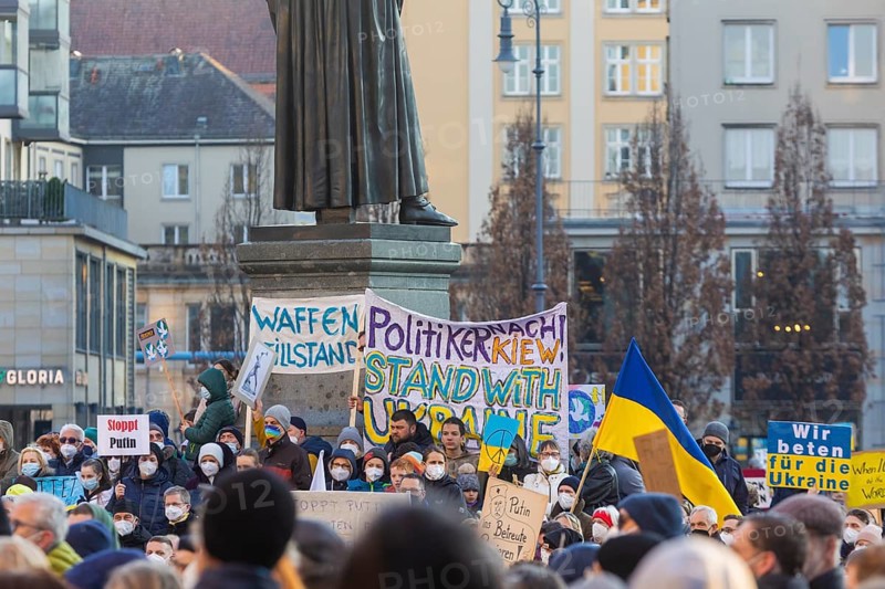 In Dresden, about 3, 000 people gathered on Neumarkt in front of the Church of Our Lady. On posters and banners they demanded, among other things, Stop the War and Freedom for Ukraine and expressed their solidarity with the people in Ukraine