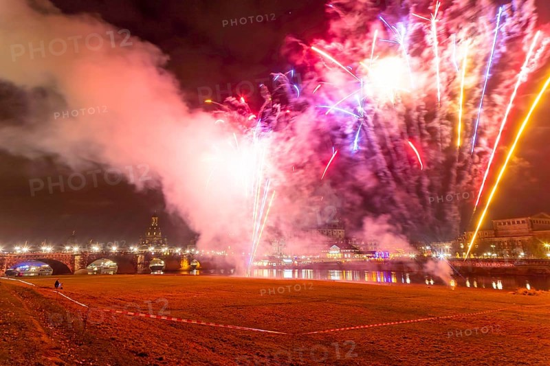 World record attempt on 26 November. At 7.30 pm sharp, the largest single pyrotechnic battery was ignited on the banks of the Elbe, with 2200 single firecrackers!