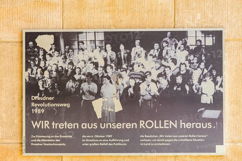 Schauspielhaus Dresden, plaque commemorating the ensemble's participation in the Wende events