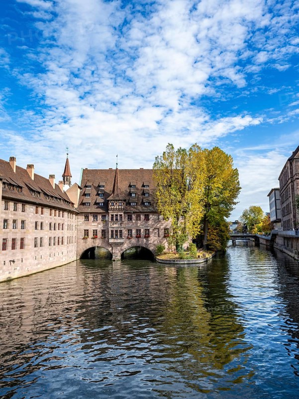 Heilig-Geist-Spital and river Pegnitz, in autumn, Old Town, Nuremberg, Middle Franconia, Bavaria, Germany, Europe