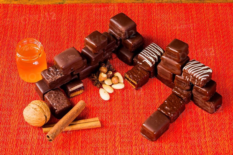 The Original Dresden Dominostein is one of Saxony's specialities and celebrated its 80th birthday in 2016. Invented in the 1930s by Dresden chocolatier Herbert Wendler as an emergency praline, the Original Dresden Domino has since become a real tip for connoisseurs and is indispensable at coffee tables during the Christmas season