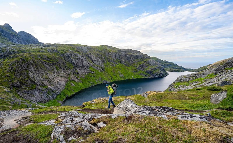 Climbers on a hiking trail, mountain landscape with lake Fjerddalsvatnet, Moskenesoya, Lofoten, Nordland, Norway, Europe