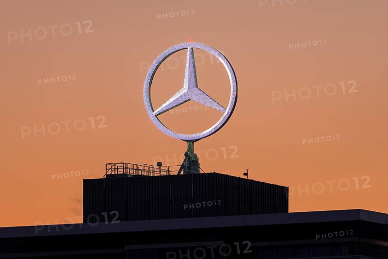 Merdedes star, Daimler, Mercedes-Benz, corporate headquarters, evening atmosphere, after sunset, Stuttgart-Untertürkheim, Baden-Württemberg, Germany, Europe