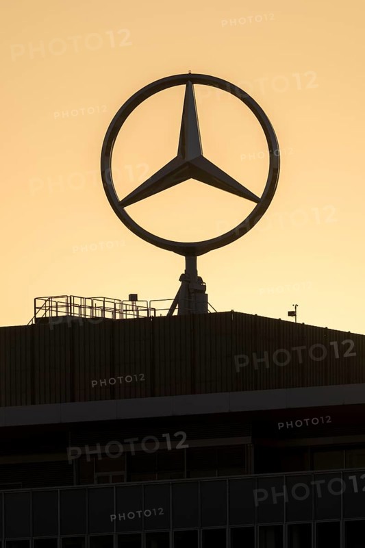 Merdedes star, Daimler, Mercedes-Benz, corporate headquarters, evening atmosphere, after sunset, Stuttgart-Untertürkheim, Baden-Württemberg, Germany, Europe