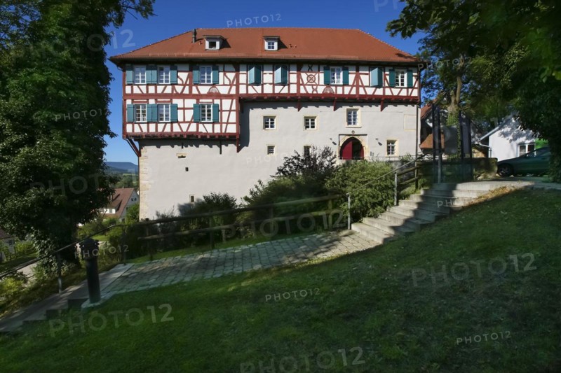 Gomaringen Castle, former parish seat of Johann Ulrich Schwindrazheim, Gustav Schwab Museum, former aristocratic residence, historic building, former castle, windows, green shutters, three-storey half-timbered building, architecture, Gomaringen, Baden-Württemberg, Germany, Europe
