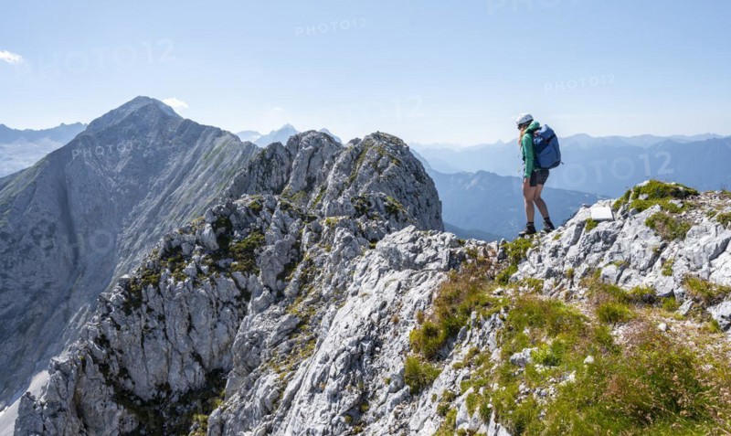 Mountaineer on the summit ridge, Wettersteinkamm, Westliche Wettersteinspitze, Wetterstein Mountains, Bavaria, Germany, Europe