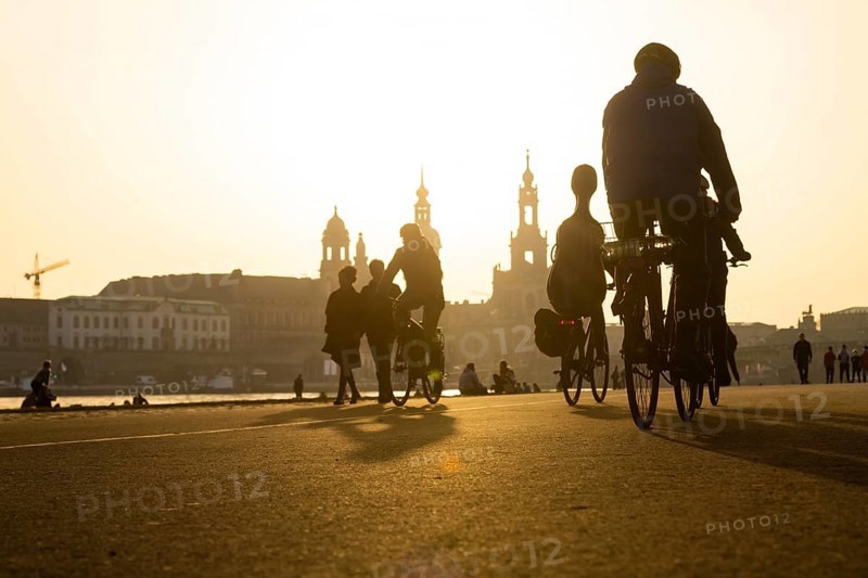 The spring-like temperatures attract many people to the open air, the Elbe meadows and the Elbe cycle path, despite Corona restrictions. The special weather situation colours the sky yellowish early and in the evening, due to Sahara dust flowing in