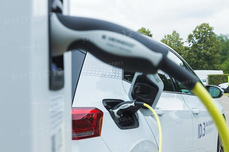 Volkswagen's Transparent Factory continues to expand its e-charging infrastructure. One of the largest charging parks in Saxony was opened in the customer and visitor car park. Golf ID3 at the new charging station