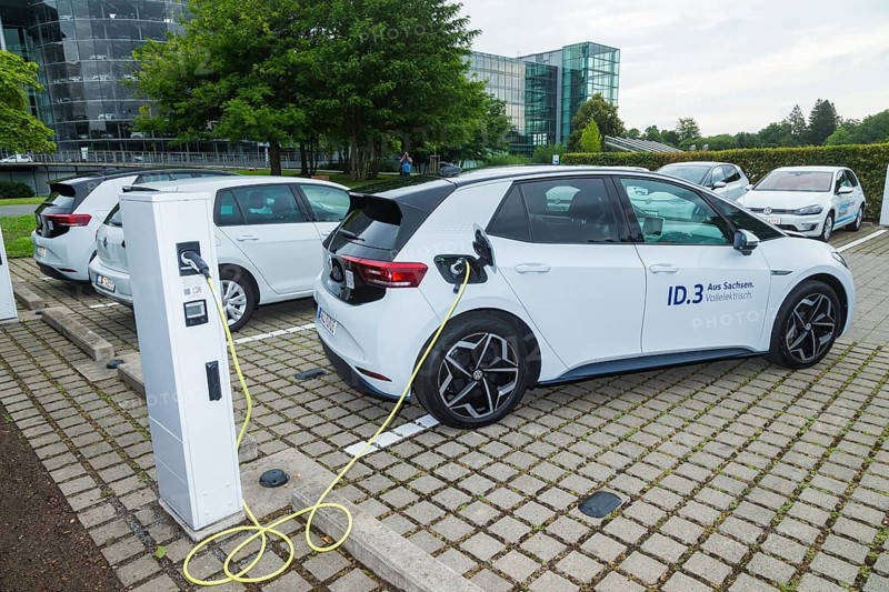 Volkswagen's Transparent Factory continues to expand its e-charging infrastructure. One of the largest charging parks in Saxony was opened in the customer and visitor car park. Golf ID3 at the new charging station