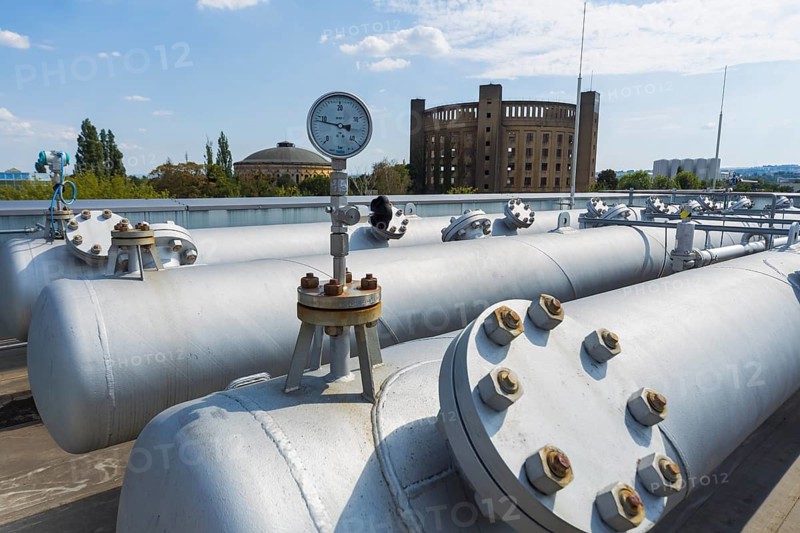 Pilot plant for fuel production. Here, carbon neutral fuel is produced from carbon dioxide and water. All that is needed is water and emission-free electricity. Large-scale projects are being built in Germany and Norway. In the background, past technology, the old gasometers