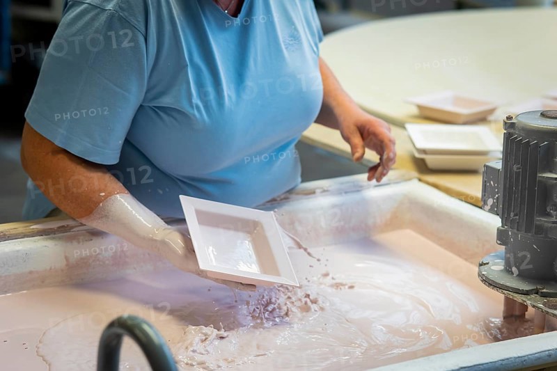 Meissen is the oldest porcelain manufactory in Europe and has stood for unique craftsmanship since its foundation in 1710. Glazing the blanks in the immersion bath