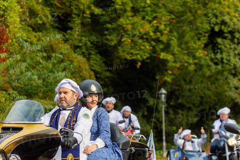 17-year-old bakery apprentice Lisa Zink is Dresden's new Stollen Girl. Her inauguration at Eckberg Castle was celebrated with a biker parade, in which Dresden bakers presented themselves on their own motorbikes. The new Stollen Girl rode up in front of the castle as a pillion passenger on a Harley-Davidson