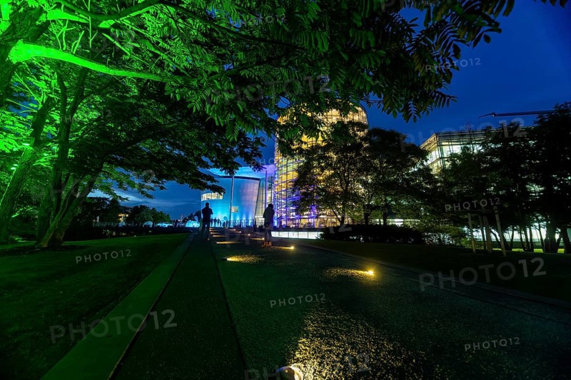 Smart and liveable state capital: Volkswagen is pushing the discourse on the city of the future in Dresden. The Talking Tree event took place on Friday, 1 July, on the meadows of the Transparent Factory. With a projection, contributions on the topic were thrown onto trees