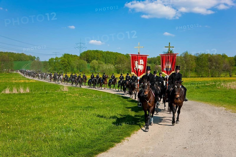 Every year at Easter there are about 5 processions in Lusatia, each with about 200 riders. The Catholic Church continues old Sorbian rites here. Thousands of spectators watch the impressive cavalcades