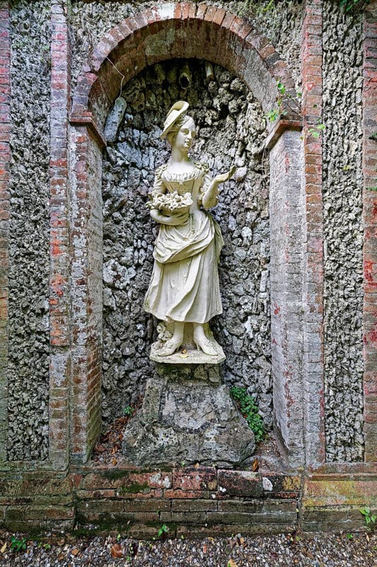Young countrywoman or farmer with flower basket, allegory of simple life, niche figure, rococo, park or garden, Villa Garzoni, Giardino Garzoni, Collodi, Pescia, province Pistoia, Tuscany, Italy, Europe