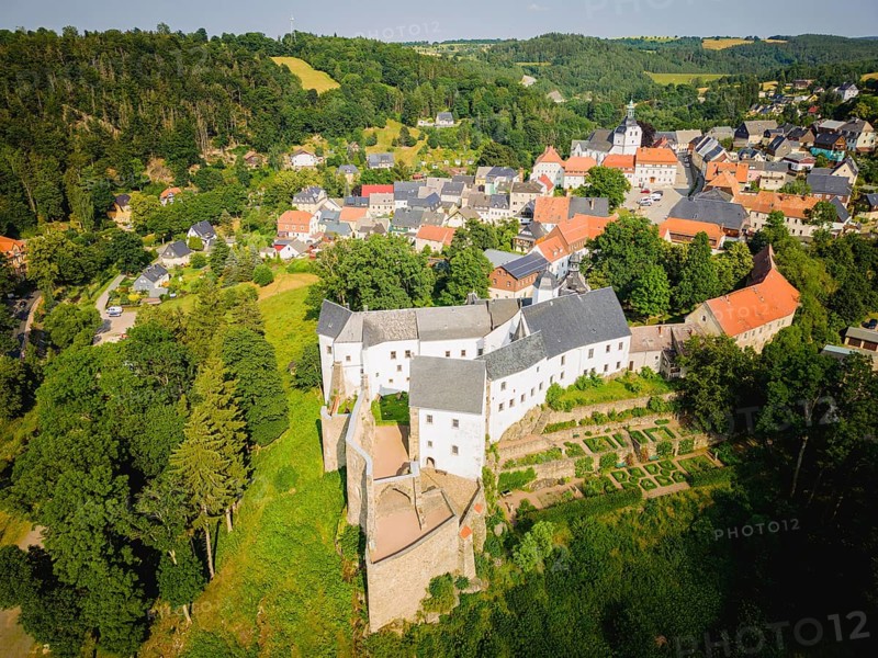 Lauenstein Castle originated from a castle with a core dating from the 13th century in the Lauenstein district of Altenberg in the Sächsische Schweiz-Osterzgebirge district in Saxony, which was extended and developed into a castle from the middle of the 16th century onwards