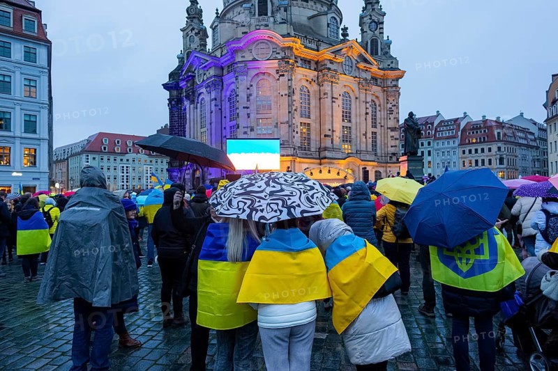 On the first anniversary of the Russian invasion of Ukraine, a large solidarity rally of Dresdeners with numerous Ukrainian refugees took place on Neumarkt in front of the Church of Our Lady. At the end, all participants came together to form a large chain of lights