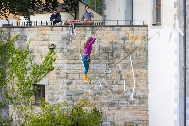 Highline and family festival in Hohnstein Highlines are stretched over the roofs of Hohnstein and between sandstone rocks, over which daring extreme athletes balance