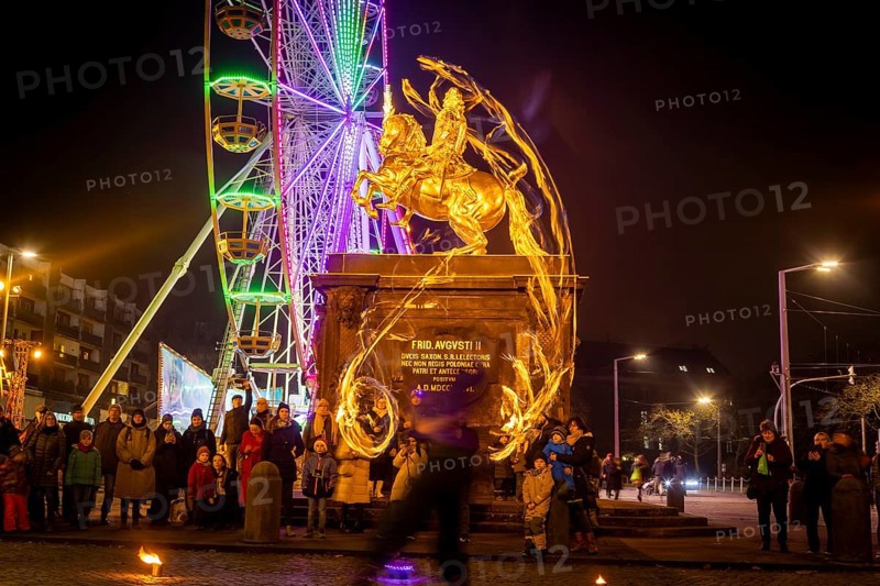 Georg Grässler of TwoElements with his fire show at the Goldener horse-rider, where the Augustusmarkt takes place in the run-up to Christmas. In the background the colourful Ferris wheel. Contact www.twoelements.info