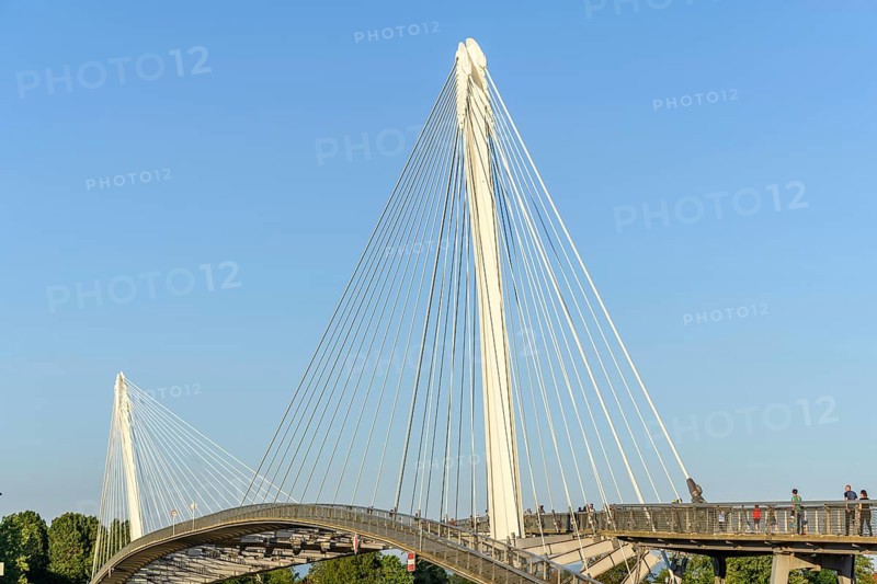 Die Deux-Rives-Fussgängerbrücke zwischen Deutschland und Frankreich in Kehl und Strassburg, ein Symbol der grenzüberschreitenden Zusammenarbeit. Bas-Rhin, Collectivite europeenne d'Alsace, Grand Est
