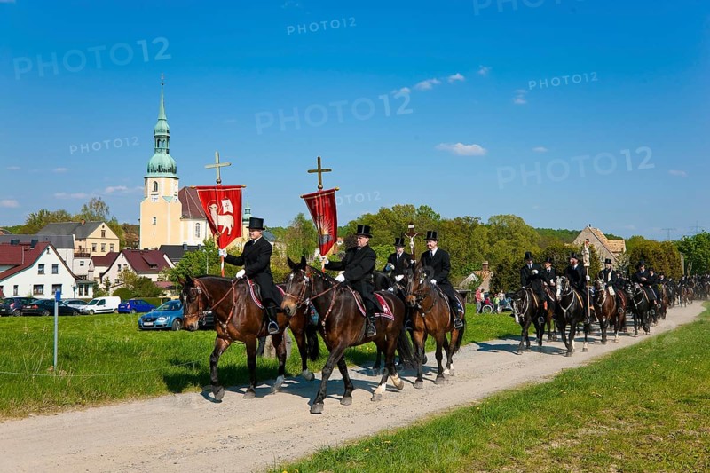 Every year at Easter there are about 5 processions in Lusatia, each with about 200 riders. The Catholic Church continues old Sorbian rites here. Thousands of spectators watch the impressive cavalcades