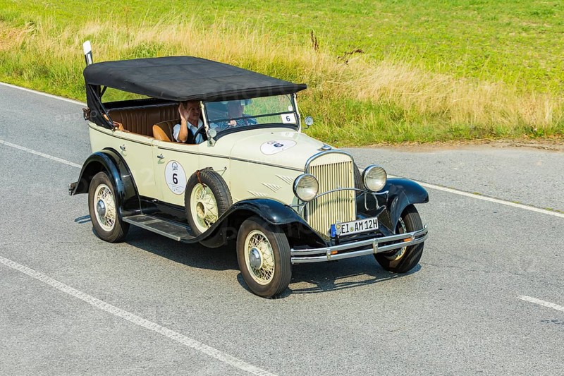 A drive for vintage vehicles. Skilful handling of the vehicle, finding the route by means of the road book and consistent driving style will be assessed. The route, time and drive-through checks as well as special stages are determined by the road book and the boarding card. Chrysler 70 1930
