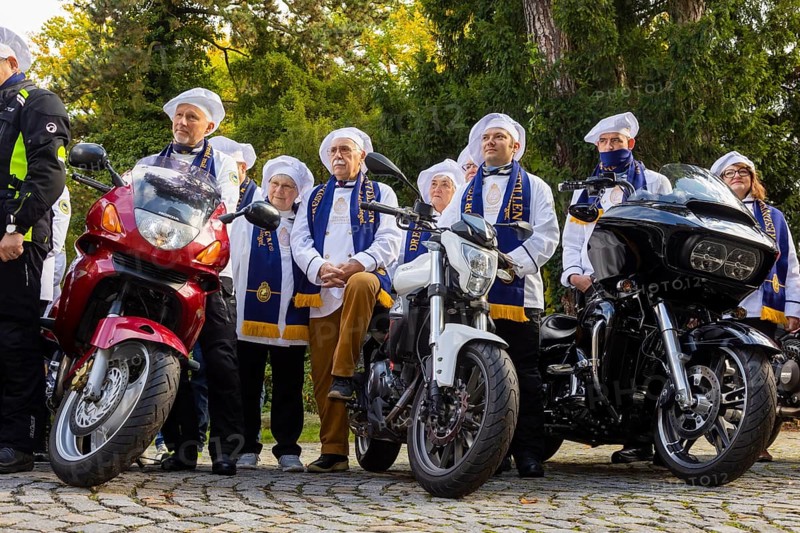 17-year-old bakery apprentice Lisa Zink is Dresden's new Stollen Girl. Her inauguration at Eckberg Castle was celebrated with a biker parade, in which Dresden bakers presented themselves on their own motorbikes. The new Stollen Girl rode up in front of the castle as a pillion passenger on a Harley-Davidson