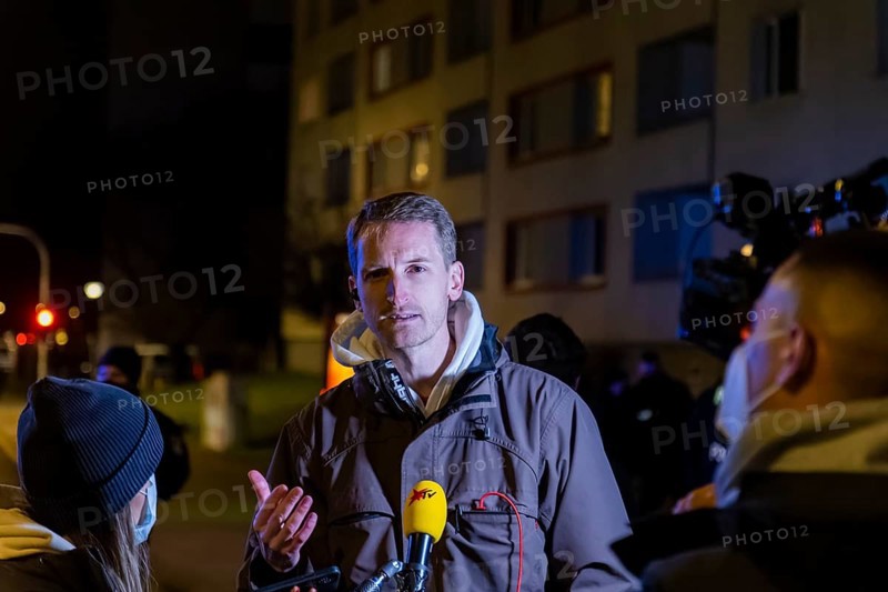 Corona deniers wanted to organise a demonstration in Dresden, which was banned by the city of Dresden. However, up to 500 people ignored this. Units of the Saxon riot police and Berlin police stopped them. A total of 780 police officers were deployed. Lateral thinking head Marcus Fuchs from Bautzen gives an interview