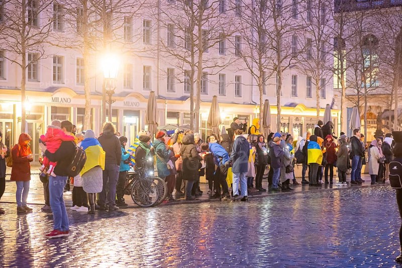 On the first anniversary of the Russian invasion of Ukraine, a large solidarity rally of Dresdeners with numerous Ukrainian refugees took place on Neumarkt in front of the Church of Our Lady. At the end, all participants came together to form a large chain of lights