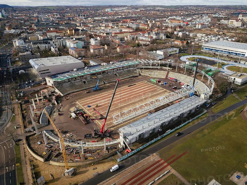 Assembly of the 105-metre-long light ring girder above the north stand of the Heinz Steyer Stadium