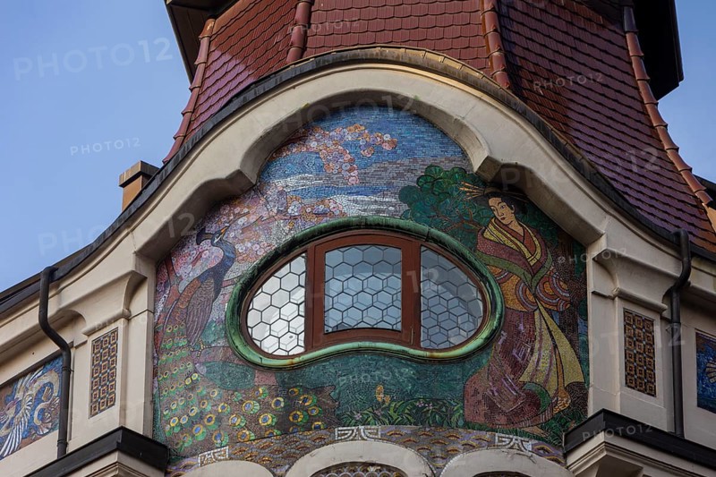 Riquet House with elephant heads. The Riquet & Co. AG was a company for the production and distribution of cocoa, chocolates, chocolates and sweets in Leipzig with a production plant in Gautzsch. It also traded in tea and other goods imported from China and the Orient