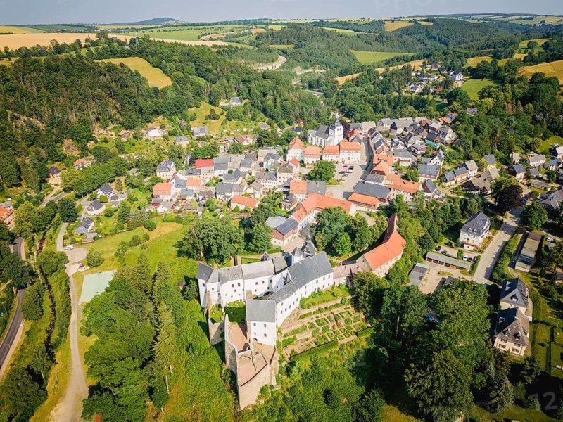 Lauenstein Castle originated from a castle with a core dating from the 13th century in the Lauenstein district of Altenberg in the Sächsische Schweiz-Osterzgebirge district in Saxony, which was extended and developed into a castle from the middle of the 16th century onwards