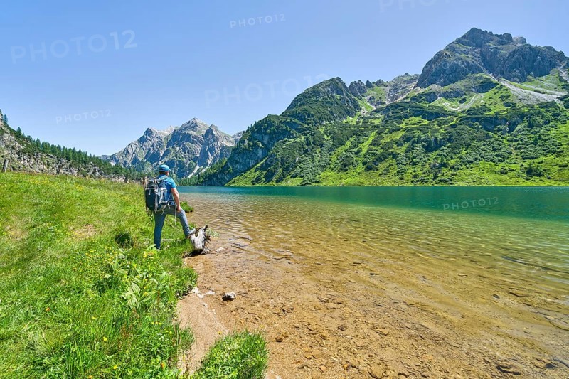 Hikers at Tappenkarsee, Raucheck and Wildkarhöhe, alpine pasture, mountain lake, Radstätter Tauern, landscape conservation area, Kleinarl, Pongau, Salzburg