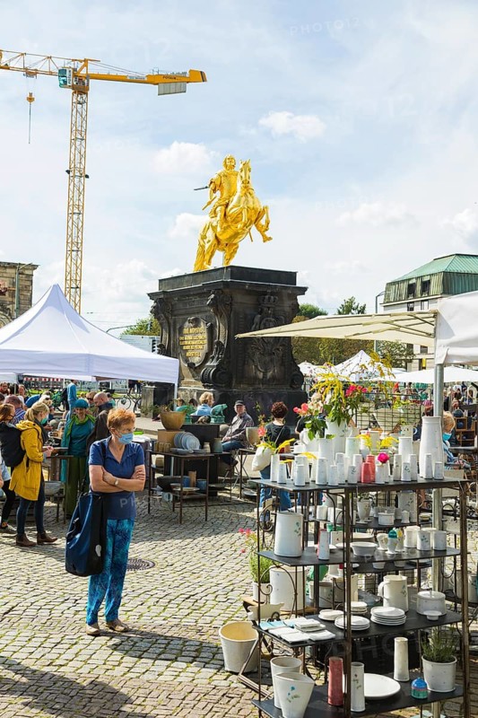 One of the first open-air markets in Dresden at the Goldener horse-rider, freshly renovated and gleaming in the sun. With a valid hygiene concept, extensive signage and disinfection facilities, they try to keep the risk of infection as low as possible. 79 ceramists from all over Germany offer their ceramics here