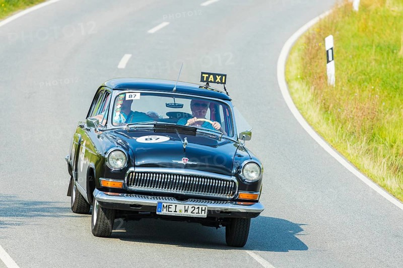 A drive for vintage vehicles. Skilful handling of the vehicle, finding the route by means of the road book and consistent driving style will be assessed. The route, time and drive-through checks as well as special stages are determined by the road book and the boarding card. GAZ Volga M21 1968
