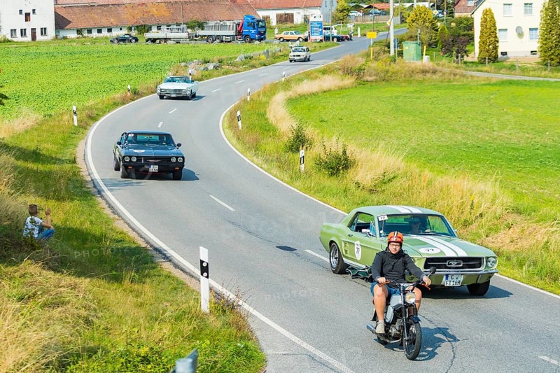 A drive for vintage vehicles. Skilful handling of the vehicle, finding the route by means of the road book and consistent driving style will be assessed. The route, the time and passage checks as well as the special stages are determined by the road book and the boarding card