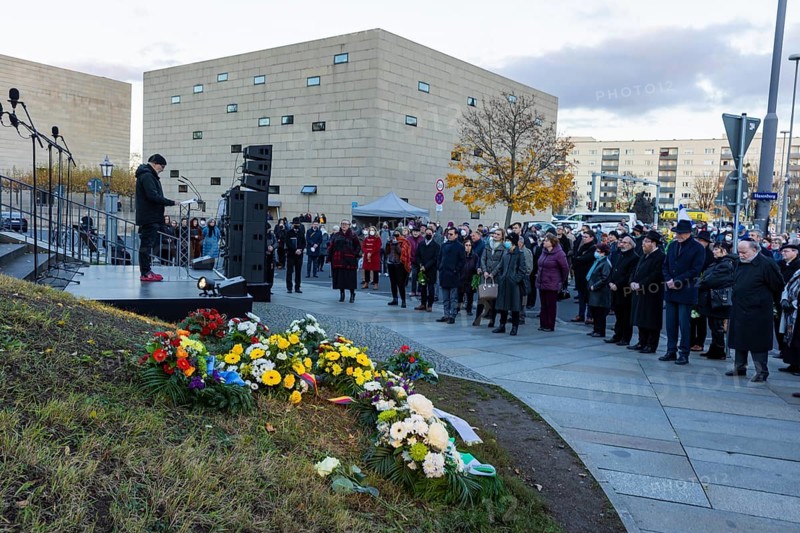 On the occasion of the 83rd anniversary of the Reich Pogrom Night, the commemoration ceremony took place at the Brühlscher Garten stele, Hasenberg, on Tuesday, 9 November 2021, at 3.30 pm. This is where the Dresden synagogue designed by Gottfried Semper and inaugurated in 1840 stood until it was destroyed in the Night of Broken Glass