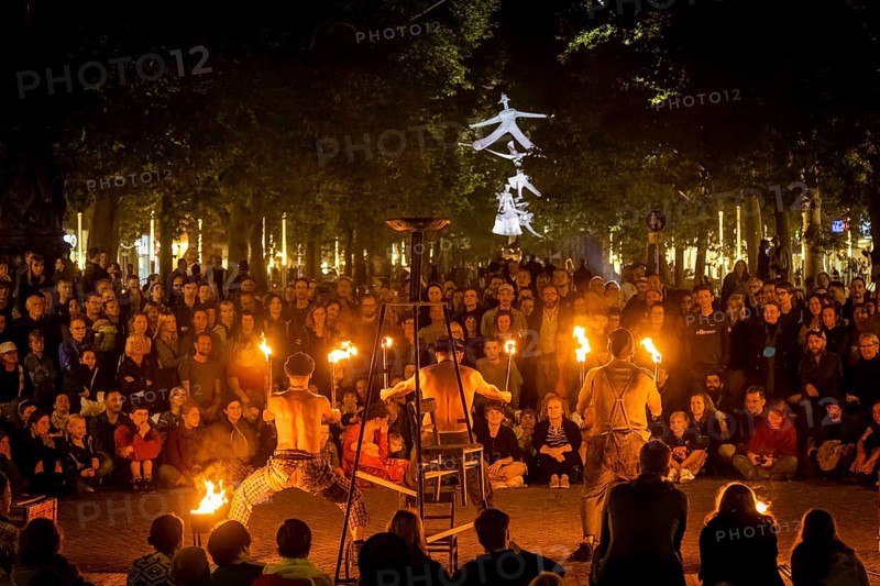 Due to the pandemic, the Schaubudensommer 2021 was moved to the more spacious main street in Dresden's new town. Here, international artists enchanted their audiences. closing fire show with the Irrwisch Theatre (AUT) Losst's es brennan!