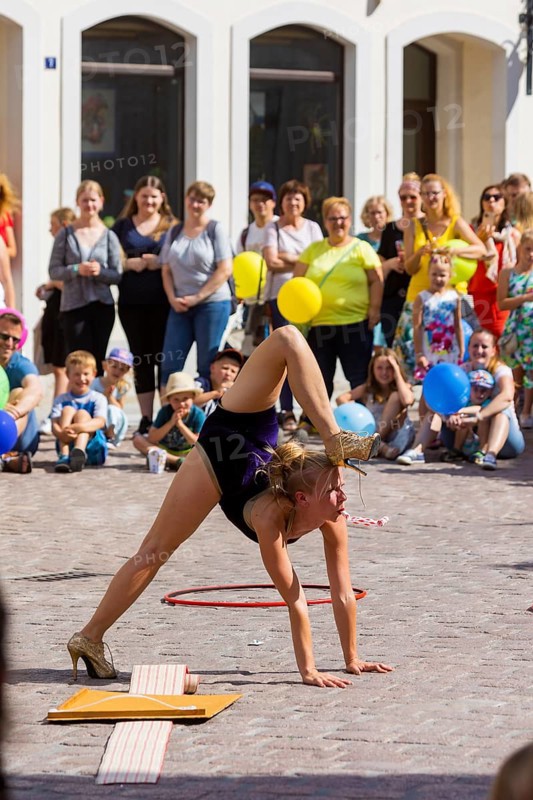 Actors, artists, clowns, fire artists and music bands transformed the city centre into a large open-air theatre. The theatre maker Helmut Räder put together an illustrious group of street artists. ANNAELLE MOLINARIO from Paris