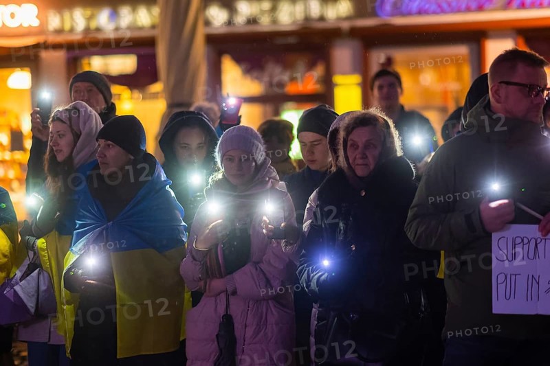 On the first anniversary of the Russian invasion of Ukraine, a large solidarity rally of Dresdeners with numerous Ukrainian refugees took place on Neumarkt in front of the Church of Our Lady. At the end, all participants came together to form a large chain of lights