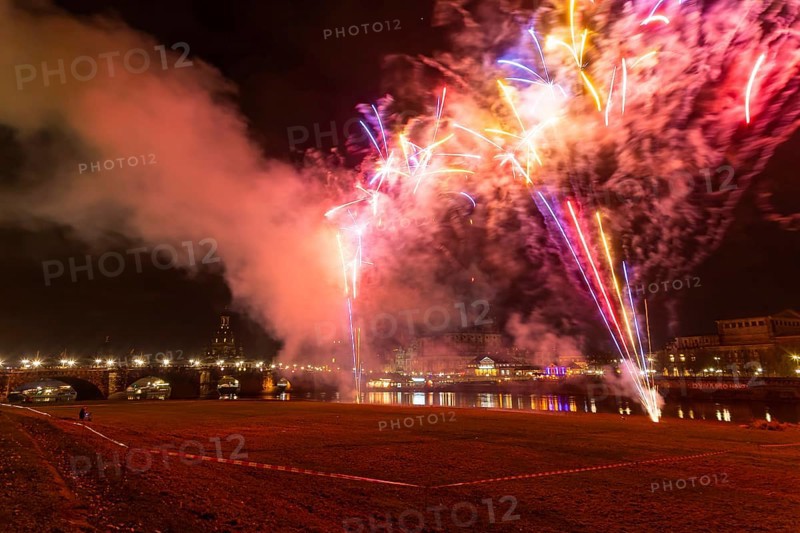 World record attempt on 26 November. At 7.30 pm sharp, the largest single pyrotechnic battery was ignited on the banks of the Elbe, with 2200 single firecrackers!