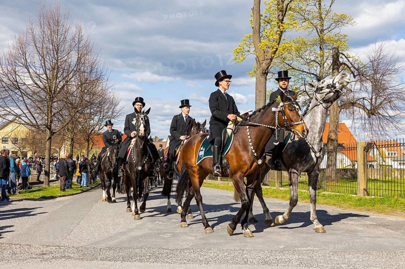 Procession from Panschwitz Kuckau to Höflein, Räckelwitz to Crostwitz. Every year at Easter there are about 5 processions in Lusatia, each with about 200 riders. The Catholic Church continues old Sorbian rites here. Thousands of spectators watch the impressive cavalcades. Entrance at Räckelwitz Castle