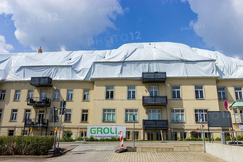 An apartment building in Bannewitz has a massive wood tick infestation despite renovation. The pest control company Groli has sealed the entire roof truss with 1900 square metres of foil and 3 km of tape and will fumigate the area. The residents have to leave the house for the 3-day control period