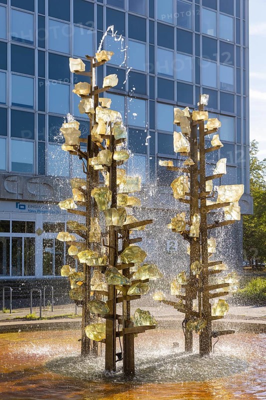 The glass fountain (also known as the Hyacinth Fountain) on Pirnaischer Platz in front of the former Robotron complex was created in connection with the design of the forecourt of the ensemble development there according to a design by sculptor Leoni Wirth. Karl Bergmann was responsible for the wrought-iron work and Helmut Kappelt for the glazing
