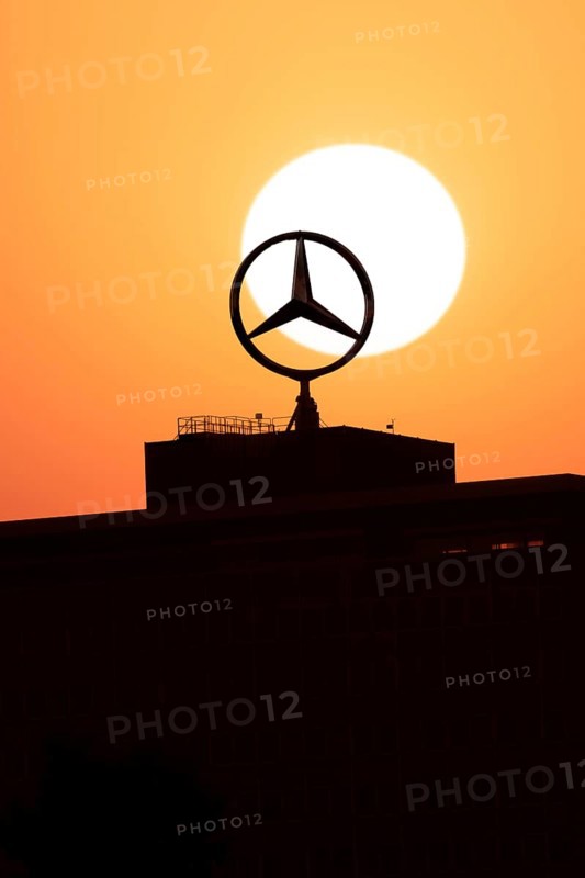 Mercedes star on Mercedes Benz branch in Stuttgart, sunset, Baden-Württemberg, Germany, Europe