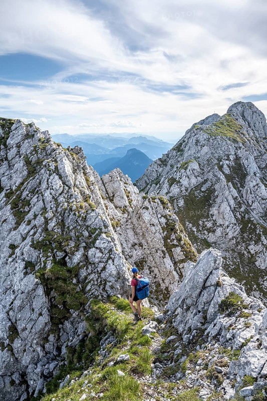 Mountaineer on a ridge path, traversing the Hackenköpfe, behind summit, Scheffauer, rocky mountains of the Kaisergebirge, Wilder Kaiser, Kitzbühler Alps, Tyrol, Austria, Europe